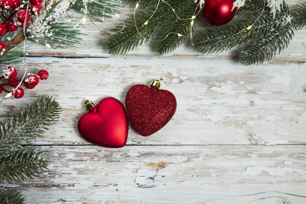 Juguetes rojos en forma de corazones sobre un fondo de madera clara. flatley de Navidad —  Fotos de Stock