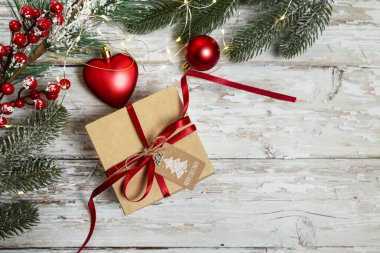 Noel ve yeni yıl hediyeleri ahşap bir arka planda Noel süslemeleri ile birlikte.