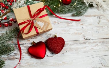 Noel ve yeni yıl hediyeleri ahşap bir arka planda Noel süslemeleri ile birlikte.