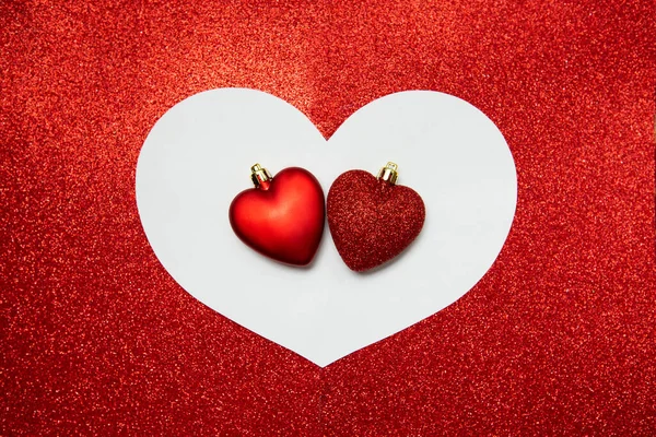 Corazón rojo sobre fondo blanco, Día de San Valentín — Foto de Stock