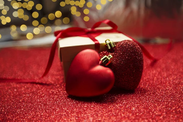 Rode harten op de achtergrond van het geschenk. rode achtergrond, Valentijnsdag concept — Stockfoto