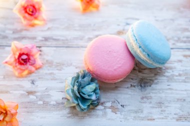 Ahşap zemin üzerinde el yapımı kek katmanları şeklinde sabun. Doğal sabun