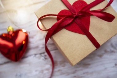 Ahşap arka planda kırmızı kalpli hediye kutusu, Sevgililer Günü