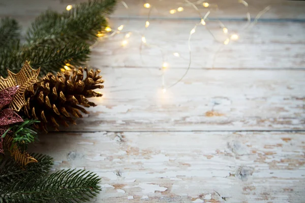 Decoraciones del árbol de Navidad sobre un fondo de madera —  Fotos de Stock