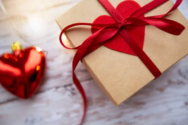 나무 배경에 빨간 하트가 그려진 선물 상자 발렌틴 데이 — 스톡 사진