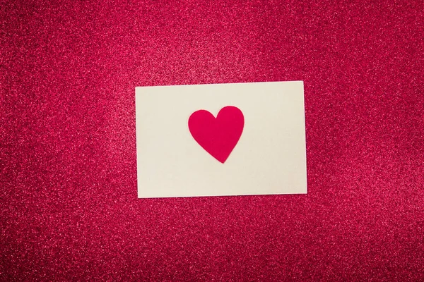 Carte avec un coeur sur un fond rose scintillant. Joyeuse Saint-Valentin — Photo