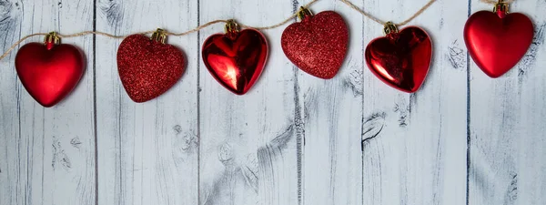 Red hearts on a wooden background. valentines day banner — Stock Photo, Image