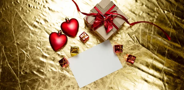 빨간 하트에 황금 배경에 선물 상자가 있습니다. 발렌틴 데이 — 스톡 사진