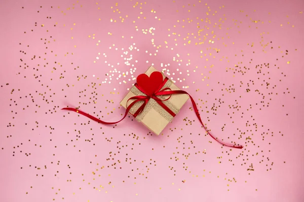 Cadeaudoosje voor Valentijnsdag op een roze achtergrond met glitter — Stockfoto