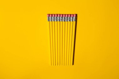 Sarı arkaplanda sarı kalemler