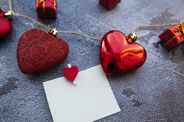Rode harten en witte kaart voor Valentijnsdag tekst — Stockfoto