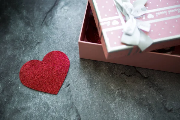Κόκκινη Καρδιά Του Αγίου Βαλεντίνου Και Ένα Κουτί Δώρου Φόντο — Φωτογραφία Αρχείου