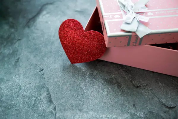 Rood Valentijn Hart Een Geschenkdoos Achtergrond — Stockfoto