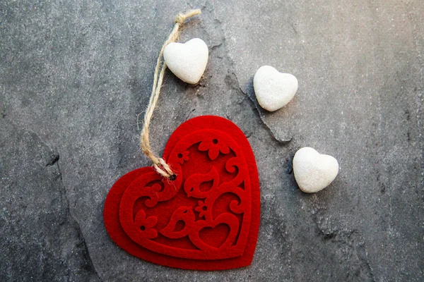 灰色の背景に赤と白の小さな心 バレンタインデーの背景 — ストック写真