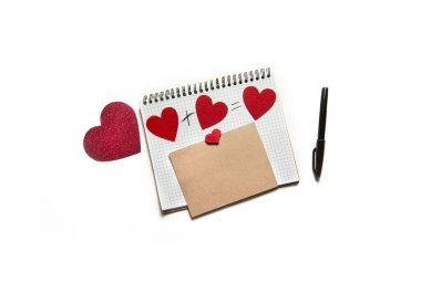 Beyaz arka planda kırmızı kalpler ve mesajlar için el sanatları kartı olan spiral bir defter. Kalp aşkı. Sevgililer Günü