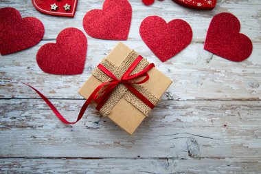 Kalpleri bulanık arka planda Sevgililer Günü hediye kutusu