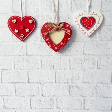 Beyaz tuğlalı arka planda dekoratif kırmızı sevgililer günü konsepti.