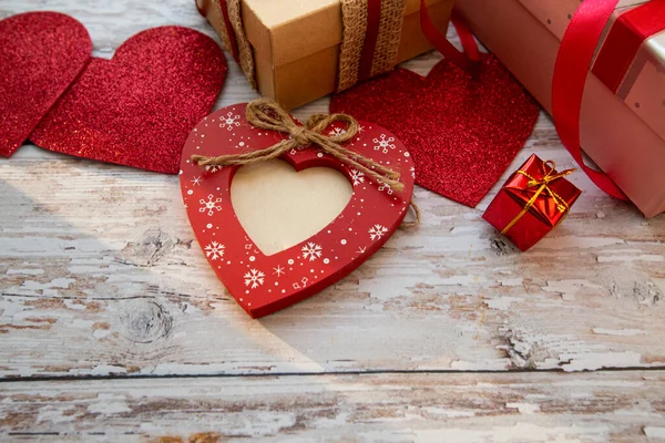 Rode Valentijnskaarten Hartjes Geschenkdozen Een Houten Achtergrond Valentijnsdag — Stockfoto