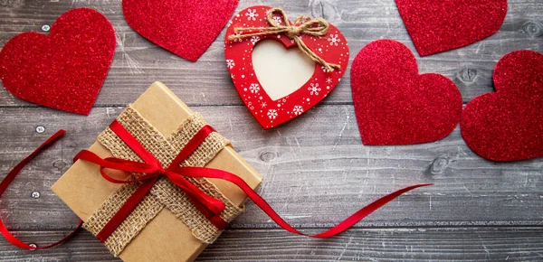 Rode Valentijnskaarten Hartjes Geschenkdozen Een Houten Achtergrond Valentijnsdag — Stockfoto
