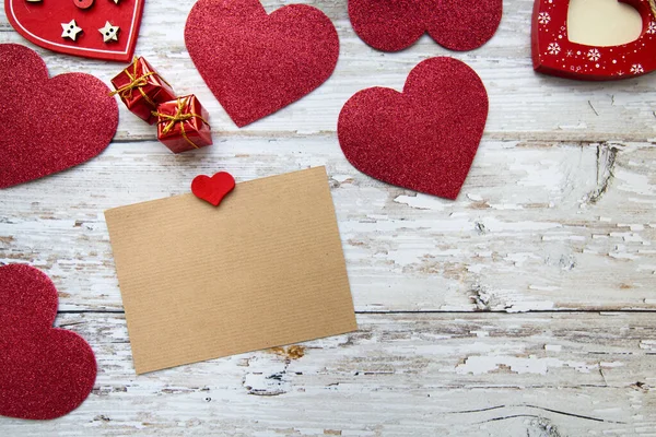 Rode Valentijnskaarten Met Kaartje Voor Tekst Een Houten Achtergrond Valentijnsdag — Stockfoto