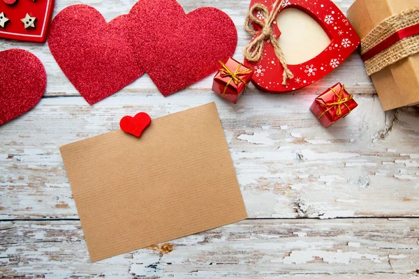 Rode Valentijnskaarten Met Kaartje Voor Tekst Een Houten Achtergrond Valentijnsdag — Stockfoto