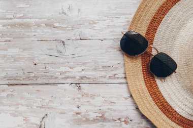 yaz şapkası ve güneş gözlüğü. Yaz ve turizm konsepti, plaj tatilleri. Yüksek kalite fotoğraf