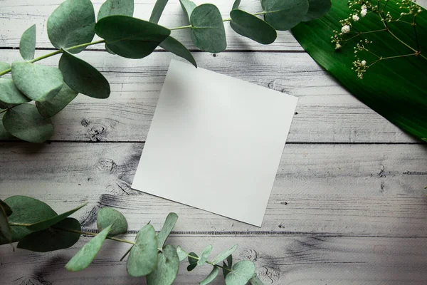 Blank Vit Blad Med Plats För Text Brun Trä Bakgrund Stockbild