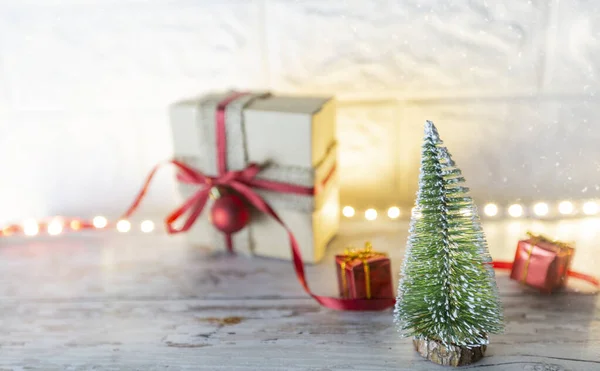 Decoraciones de Navidad, cajas de regalo y árbol de Navidad, fondo de las vacaciones de Navidad y Año Nuevo, enfoque selectivo — Foto de Stock