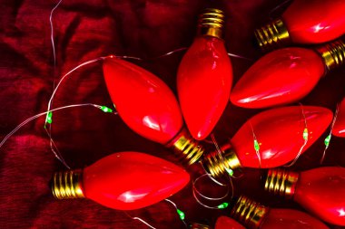 Kırmızı yılbaşı lambaları yeni yeşil ışıklarla sarılı.