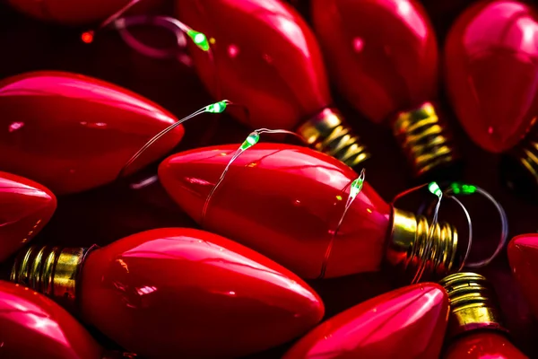 Κόκκινα Vintage Φώτα Χριστουγέννων Λαμπτήρες Τυλιγμένο Νέα Πράσινα Μικροφώτα — Φωτογραφία Αρχείου