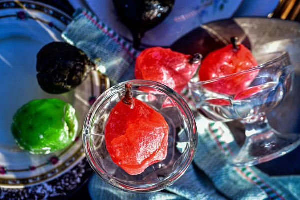小さなピンクのメキシコの砂糖漬け梨ヴィンテージクリアガラスのデザート料理と緑の砂糖漬けサボテンの果物 — ストック写真