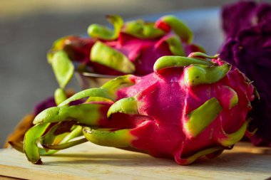 Renkli pembe ve yeşil ejderha meyvesi doğal organik çiğ kaktüs meyvesi.