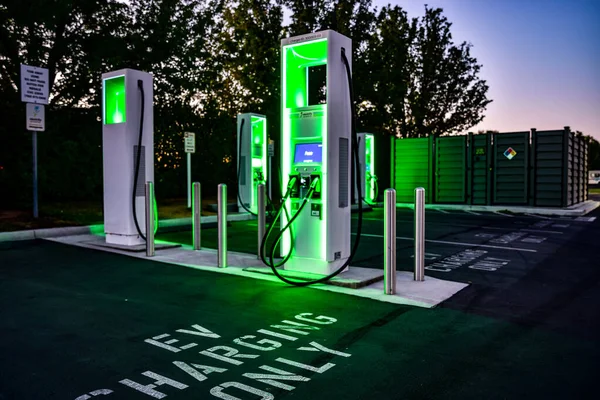 Бішоп Каліфорнія Сша Жовтня 2020 Зелені Вогні Електромобілів Вночі Заправних — стокове фото