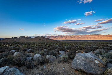 Çöl vadisi ve mavi gökyüzü olan güzel bir manzara.