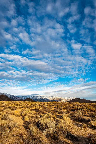 美丽的风景 有沙漠山谷和蓝天 — 图库照片
