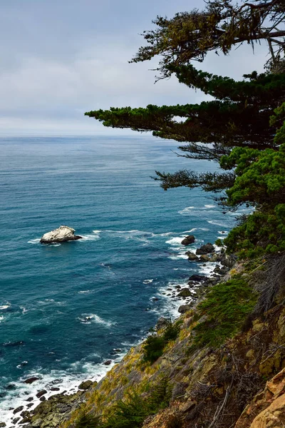Kaliforniya Kıyısında Pasifik Okyanusu Kıyıları Kayalar Sisle Kaplı — Stok fotoğraf