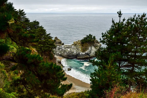 Vue Dessus Petite Plage Éloignée Dessous Sur Côte Rocheuse Pacifique — Photo