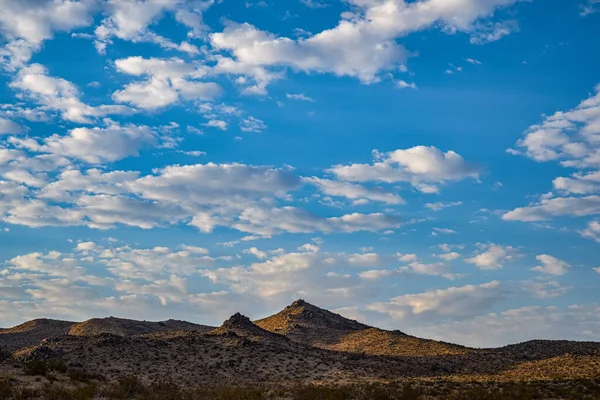 Nubes Cielo Azul Sobre Paisaje Alto Colina Del Desierto Clima — Foto de Stock