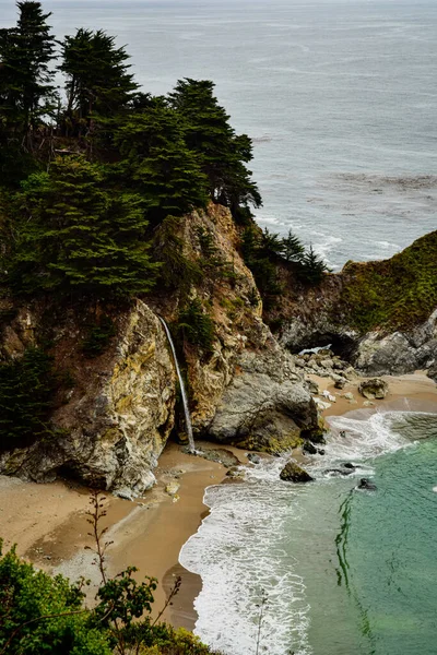 Kaliforniya Sahilindeki Pasifik Okyanusu Sahilindeki Şelale Kayalık Oluşumlarla Dolu — Stok fotoğraf