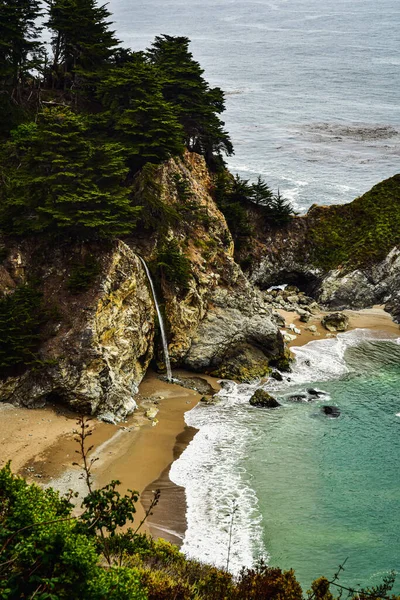 Cascade Sur Plage Littoral Océan Pacifique Sur Côte Californienne Avec — Photo