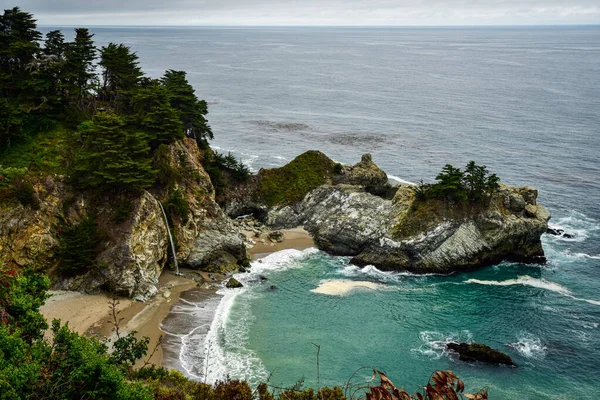 Cascade Sur Plage Littoral Océan Pacifique Sur Côte Californienne Avec — Photo