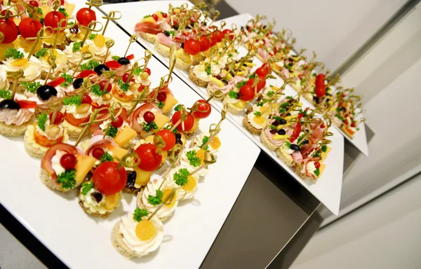 Canapés saborosos. Três pratos cheios de sanduíches. Catering para um evento — Fotografia de Stock