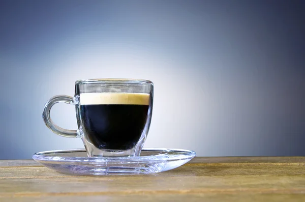 Koffie in de glas-cup. Kopje koffie tegen onscherpe achtergrond. Koffiekopje. — Stockfoto