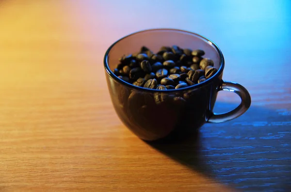 Coffee cup filled with coffee beans. Cup of coffee. — Stock Photo, Image