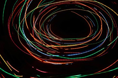  Soyut halkalar. Renkli daireler siyah arka planlar önünde. Işıkları yapılan daireler