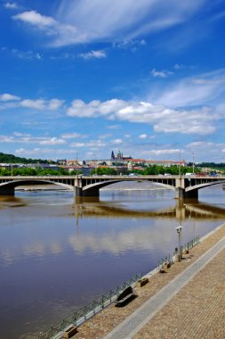 Prag Kalesi, köprü ve Vltava Nehri