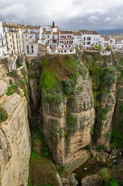 İspanya 'da Ronda. Kayalıklardaki kasaba. İspanya 'nın tarihi simgesi. Endülüs 'te çekim olmalı.. 