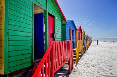 Güney Afrika, Cape Town 'daki Muizenberg Sahili' nde bir sahil kulübesinde. Sahilde renkli kulübeler. 