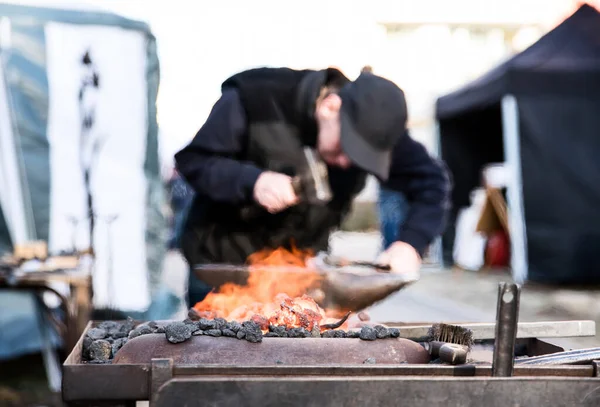 Sluiten Van Open Vuur Smid Die Achtergrond Werkt Ijzerwerkconcept — Stockfoto