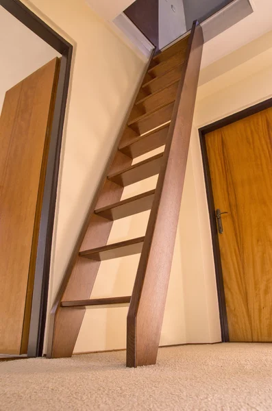 Treppe zum Dachgeschoss — Stockfoto
